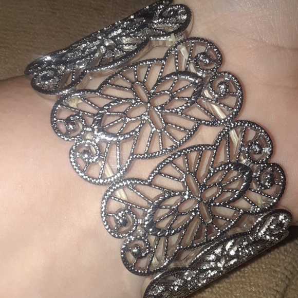 2 Beautiful Bracelets - Picture 3 of 6